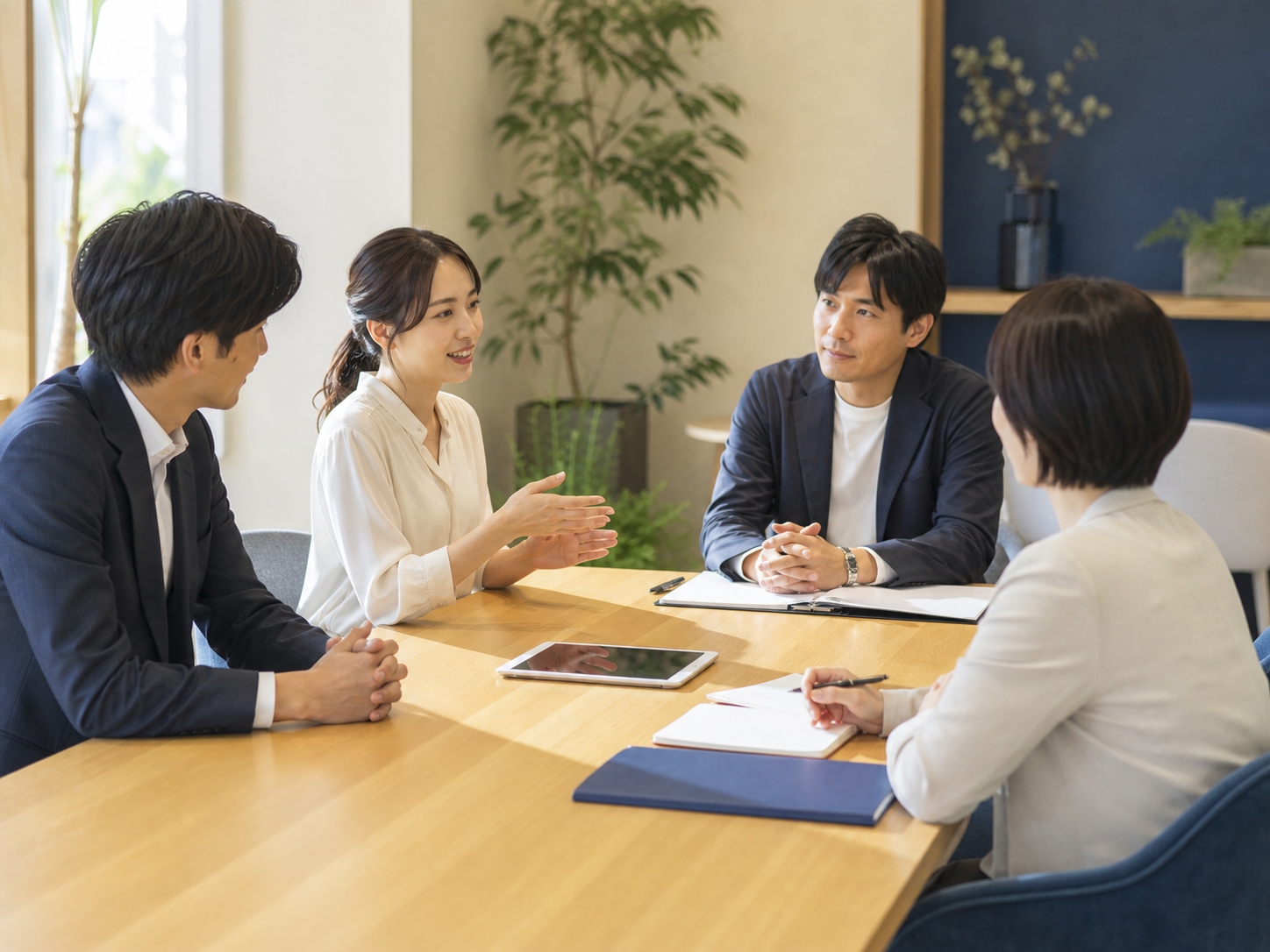 チームで話し合うWEBREXのイメージ