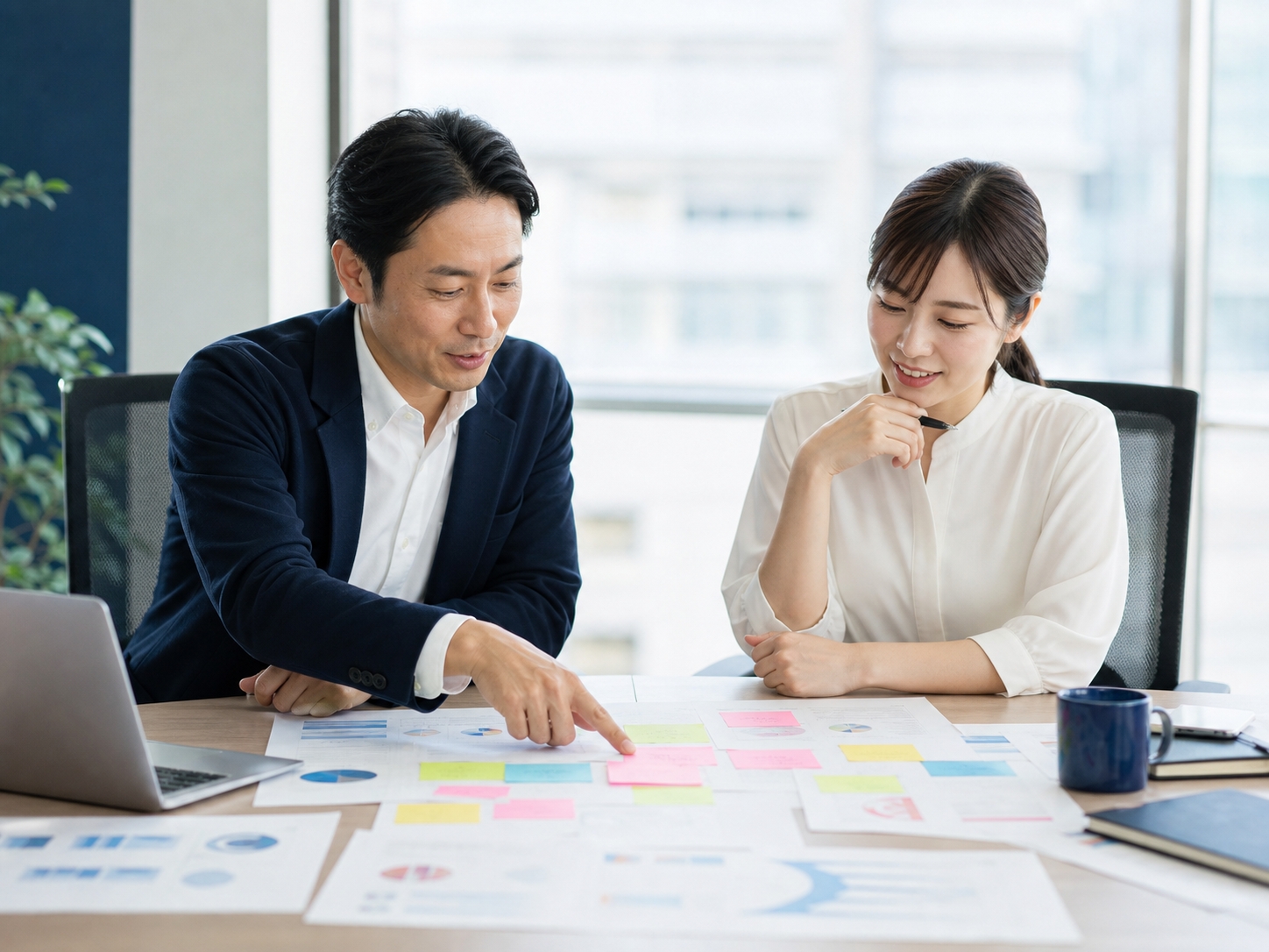 資料を見ながら進め方を確認するイメージ